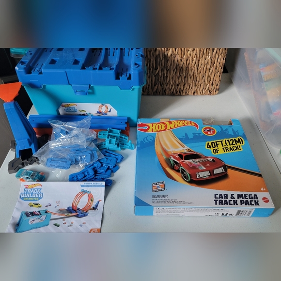 💙💙💙 LIKE NEW HotWheels Track Builder and Tracks - Picture 1 of 6